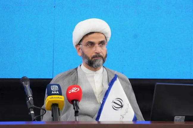 آموزش ۱۰۰۰ مدرس دانشگاه آزاد اسلامی در طرح تحول درس «انس با قرآن کریم»/ ارائه الگوی جدید برداشت روشمند از قرآن