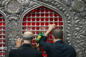 مراسم طواف پیکر رهبر شهید انقلاب بر گرد ضریح مطهر امام رضا(ع)
