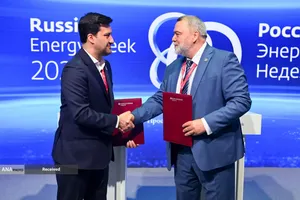 امضای تفاهمنامه بورس انرژی ایران (IEE) و بورس بین&zwnj;المللی سن&zwnj;پترزبورگ (SPIMEX) با هدف ایجاد فرایندهای لازم برای راه&zwnj;اندازی معاملات مشترک با حضور محمد نظیفی مدیرعامل بورس انرژی ایران و ایگور آرتِمیِف مدیرعامل بورس بین&zwnj;المللی سن&zwnj;پترزبورگ