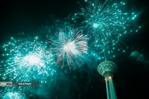 نورافشانی شب ۲۲ بهمن در تهران