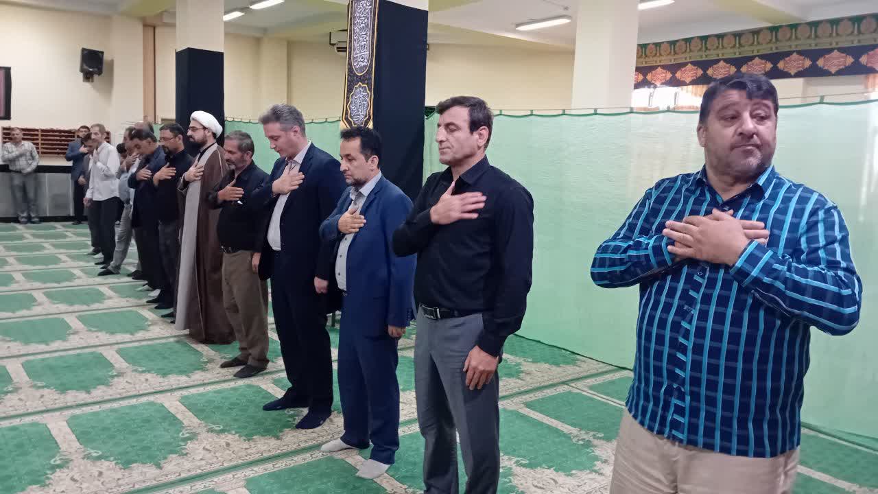 زمزمه زیارت عاشورا در سوگ دردانه حضرت اباعبداللهالحسین(ع) زمزمه زیارت عاشورا در سوگ دردانه حضرت اباعبداللهالحسین(ع)
