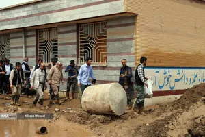 کمک رسانی شهید محمدمهدی طهرانچی دانشمند هسته ای در مناطق سیل زده لرستان پلدختر در سال 1398 همراه گروه های جهادی