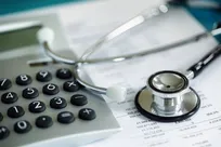 زیرمیزی تخلف است اما تعرفه‌های پایین و مقاومت بیمه‌ها مانع ریشه‌کنی آن شده است