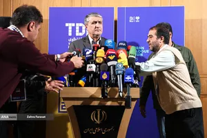 محمد اسلامی رئیس سازمان انرژی اتمی ایران در حاشیه کنفرانس بین&zwnj;المللی &laquo;حقوق بین&zwnj;الملل تحت تهاجم: تجاوز و دفاع&raquo;