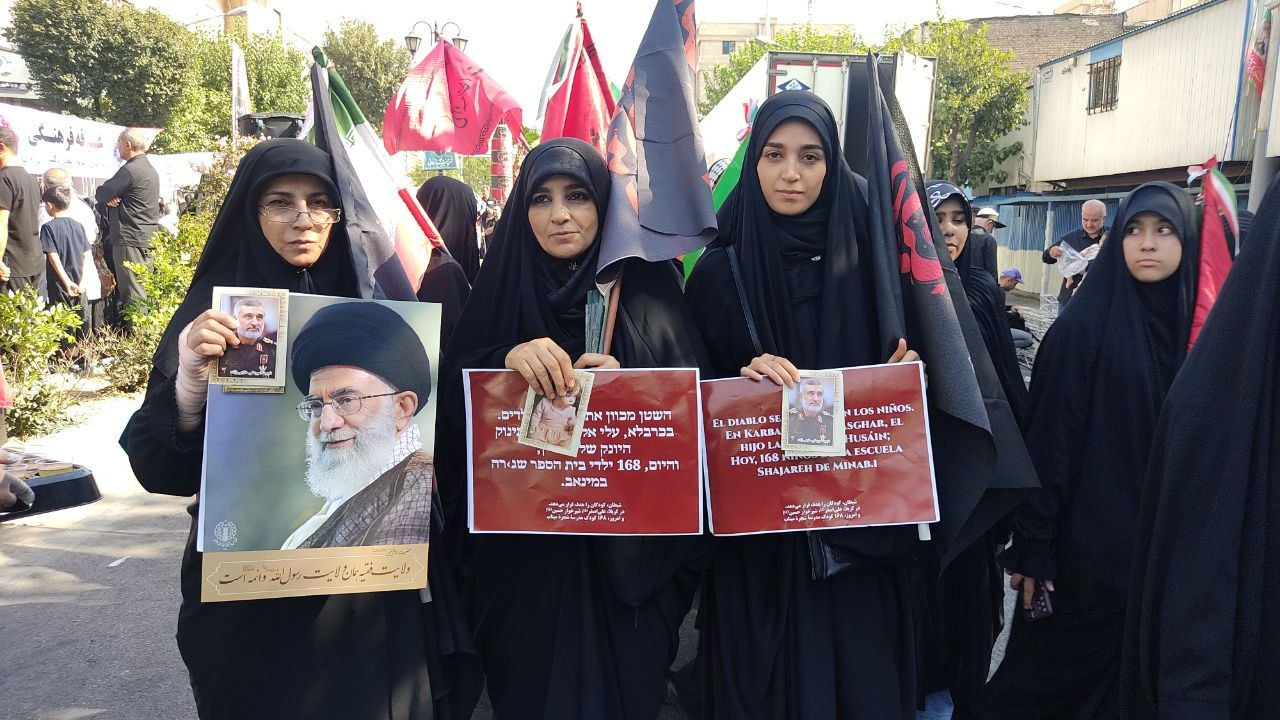 در مسیر حسین؛ تهران قدم‌به‌قدم به اربعین می‌رسد/ روایتی از موشک‌ها و پرچم‌های انتقام +عکس و فیلم