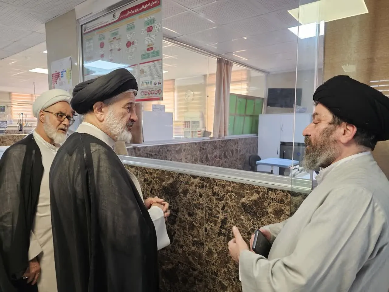 عیادت نماینده رئیس‌جمهور از آیت‌الله شبیری زنجانی