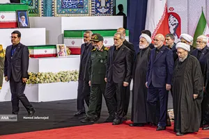 ادای احترام سران سه قوه ، مقامات و مسئولان به پیکر امام شهید 
