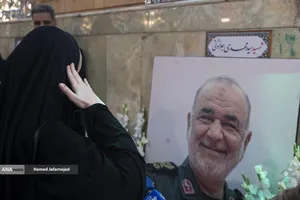 اجتماع مردم کنار مزار شهید سپهبد سلامی در ایام اربعین فرمانده دلاور سپاه اسلام