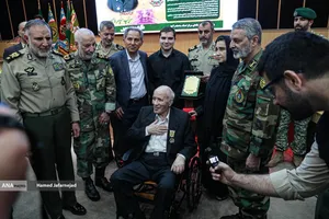 اعطای نشان فداکاری به امیرسرتیپ منوچهر دژکام به پاس سال&zwnj;ها مجاهدت در دوران دفاع مقدس توسط فرمانده کل ارتش