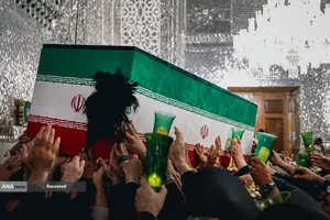 مراسم طواف پیکر رهبر شهید انقلاب بر گرد ضریح مطهر امام رضا(ع)