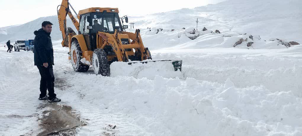 تخت سلیمان در محاصره برف سنگین/ زمستانی تماشایی با بیش از نیم‌متر برف