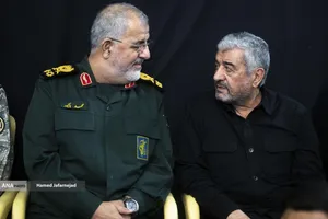 سرلشکر محمد پاک پور فرمانده کل سپاه پاسداران و سرلشکر محمدعلی عزیر جعفری فرمانده قرارگاه فرهنگی و اجتماعی بقیةالله الاعظم سپاه پاسداران سپاه در مراسم گرامیداشت چهلمین روز درگذشت شهید سپهبد محمد باقری (محمد حسین افشردی) و همسر وی ( اشرف افشردی) و دختر این فرمانده عزیز (فرشته افشردی)