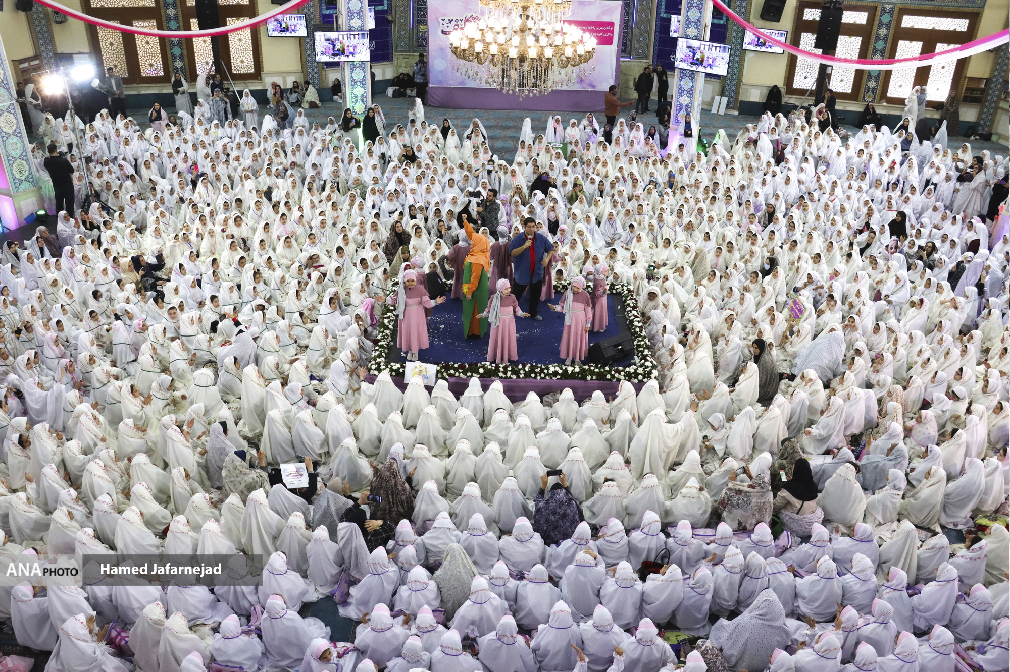 ۳۵۰۰ دانشآموز دختر در جشن تکلیف مناطق ۱۱ و ۱۷ تهران وارد دنیای مسئولیتهای دینی شدند ۳۵۰۰ دانشآموز دختر در جشن تکلیف مناطق ۱۱ و ۱۷ تهران وارد دنیای مسئولیتهای دینی شدند