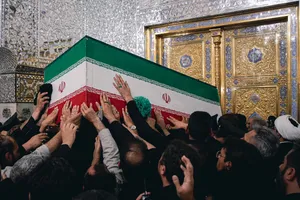 دفن جثمان قائد الثورة الشهيد في رواق دار الذكر بالعتبة الرضوية المقدسة
