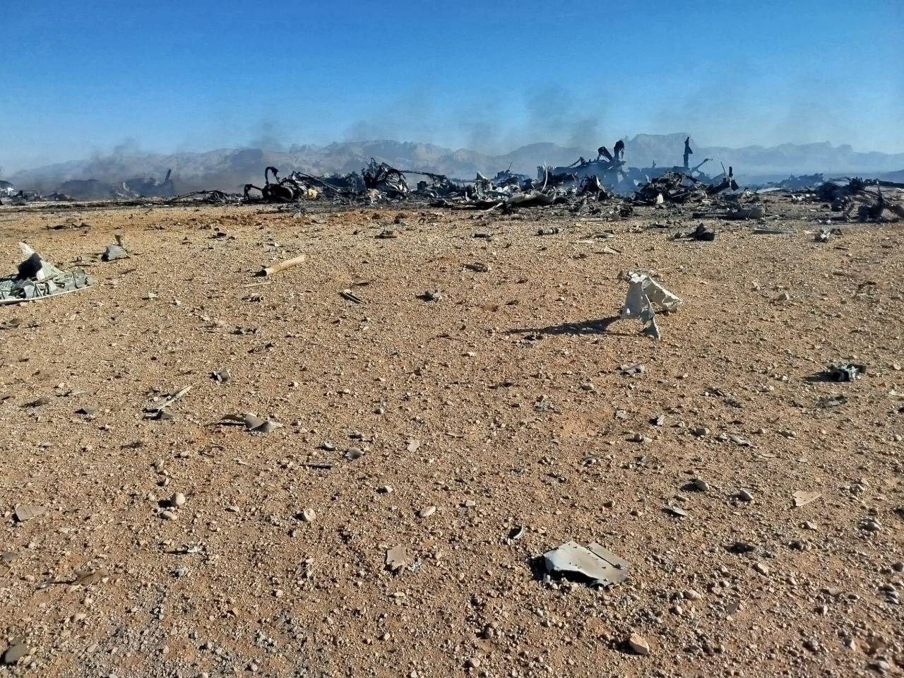 قرارگاه خاتم الانبیاء: ترامپ تلاش می‌کند با ایجاد ابهام، شکست تلخ ارتش زبون خود را توجیه کند/ تصاویر تکمیلی از لاشه‌ پرنده‌های متجاوز آمریکایی