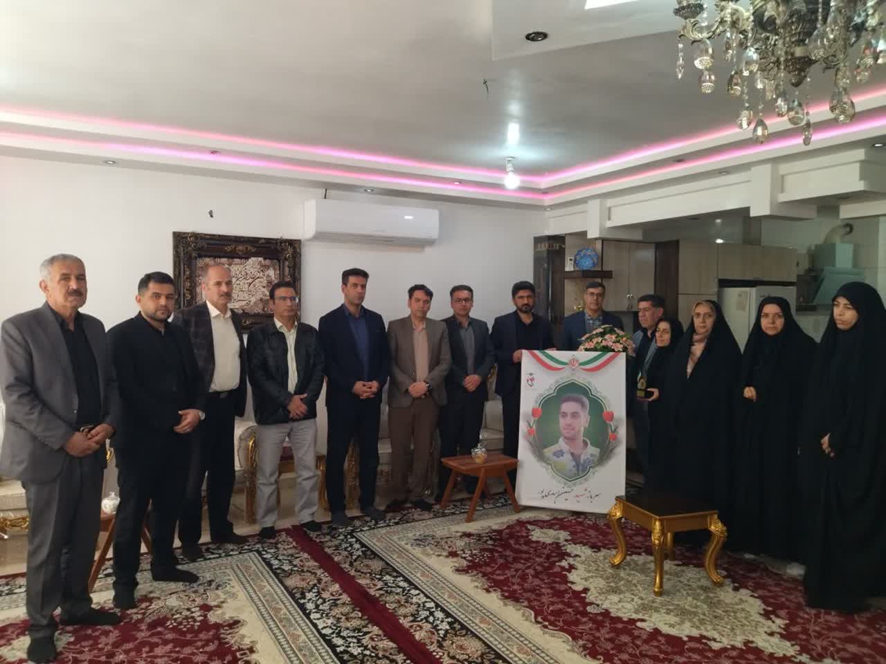 خانواده شهدا ترویج دهنده فرهنگ ایثار و شهادت در جامعه هستند خانواده شهدا ترویج دهنده فرهنگ ایثار و شهادت در جامعه هستند