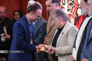 دهمین دوره جایزه ملی ایثار با حضور دکتر بیژن رنجبر 