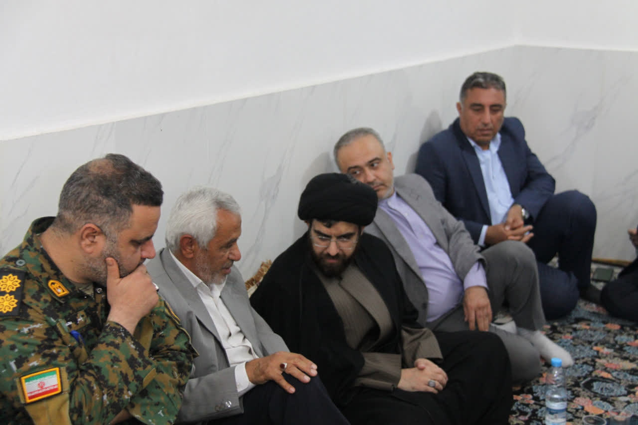 اعضای هیئت رئیسه دانشگاه آزاد بوشهر در منزل شهید شاهونی؛ تجدیدمیثاق با آرمان‌های انقلاب و امام