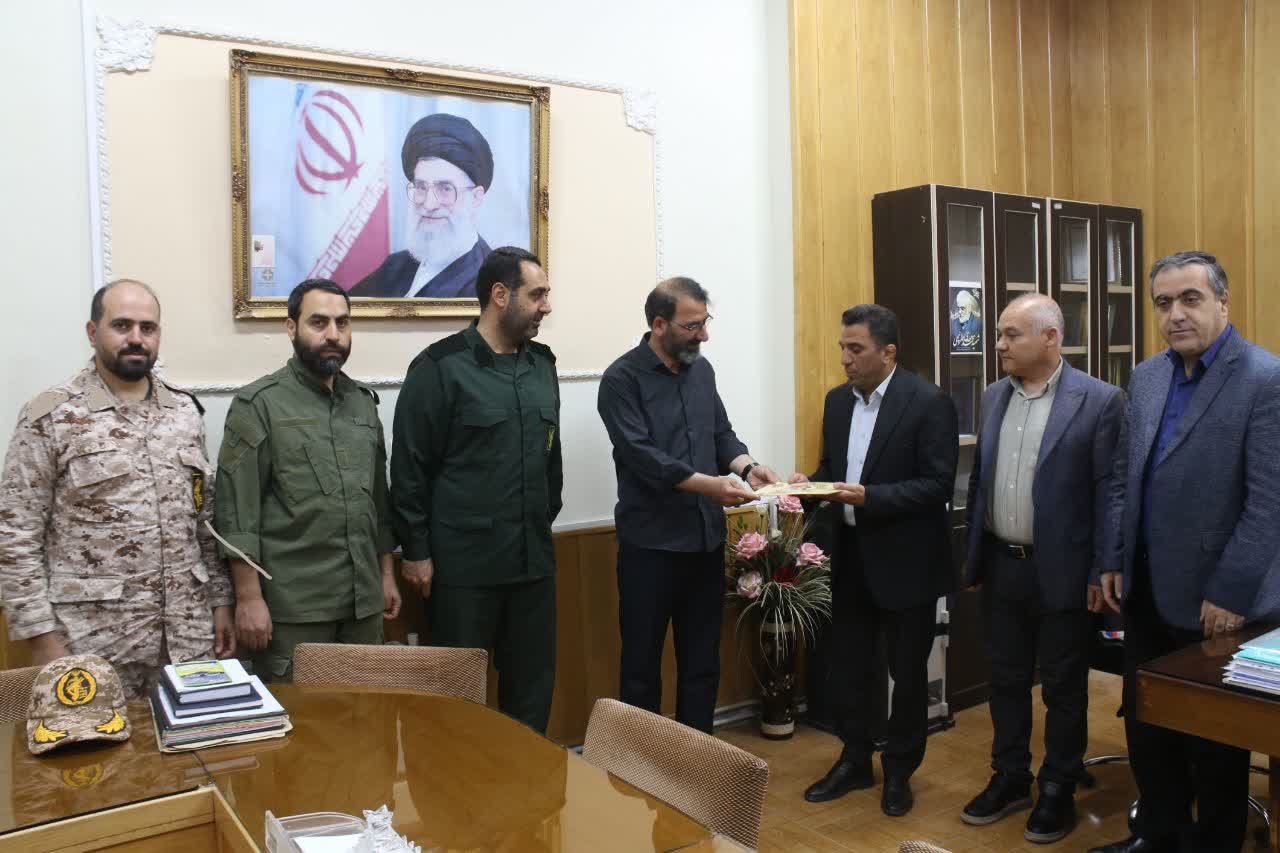 تجلیل مسئولان سپاه شهرستان میانه از استادان دانشگاه آزاد اسلامی