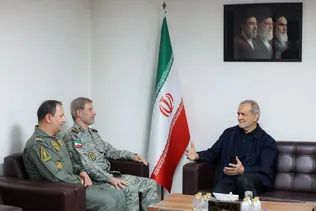 پزشکیان: ارتش با آمادگی عملیاتی بالا اقتدار دفاعی کشور را به نمایش گذاشت/ امیر حاتمی: آماده پاسخ به هر تهدید، تجاوز یا ماجراجویی هستیم