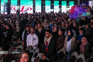 رونمایی از مجسمه &laquo;زانو زنندگان برابر ایران&raquo; در میدان انقلاب اسلامی