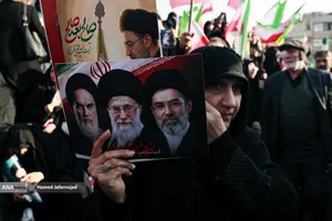 بیعت مردم با آیت&zwnj;الله سید مجتبی خامنه&zwnj;ای سومین رهبر جمهوری اسلامی ایران