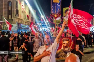 پیاده روی زائرین اربعین حسینی به یاد رهبر شهید انقلاب