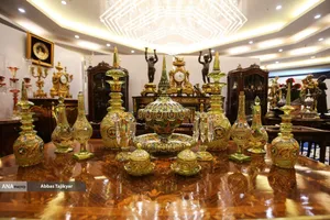 تزامناً مع اليوم العالمي للصناعات اليدوية، أقیم معرض للقطع الأثرية والصناعات التقليدية في فندق بارسيان آزادي بالعاصمة طهران، بحضور جمع من المهتمين والزوّار.