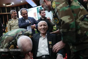 اعطای نشان فداکاری به امیرسرتیپ منوچهر دژکام به پاس سال&zwnj;ها مجاهدت در دوران دفاع مقدس توسط فرمانده کل ارتش