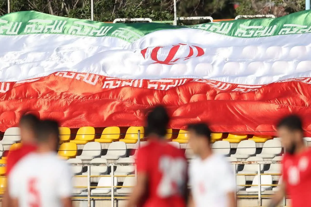 تیم ملی فوتبال با پرچم ایران