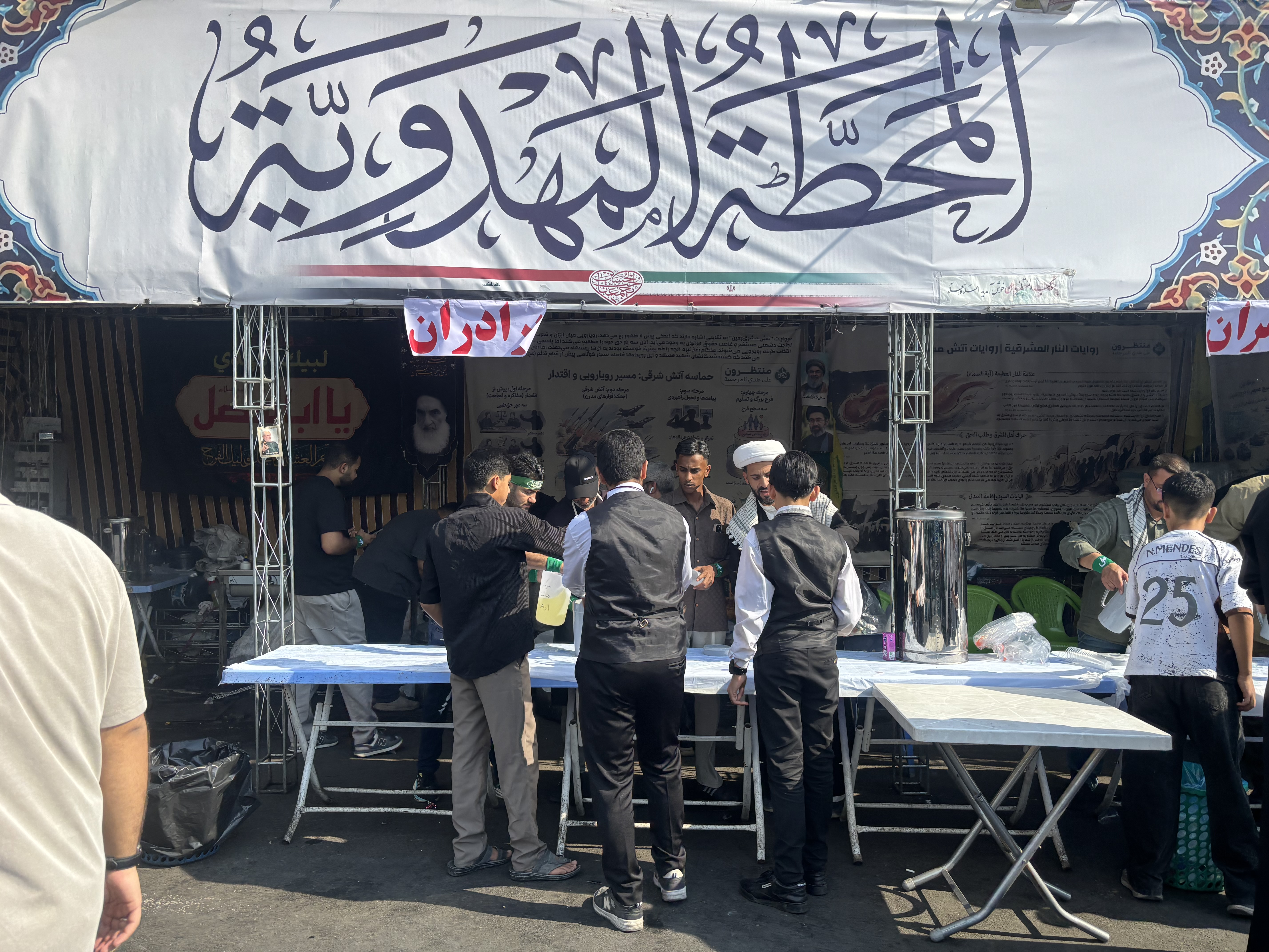 ۱۰ کیلومتر گام در مسیر ولایت با تصاویر رهبر شهید / جمعیت غدیر بار دیگر حماسه آفرید