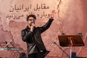 رونمایی از مجسمه &laquo;زانو زنندگان برابر ایران&raquo; در میدان انقلاب اسلامی