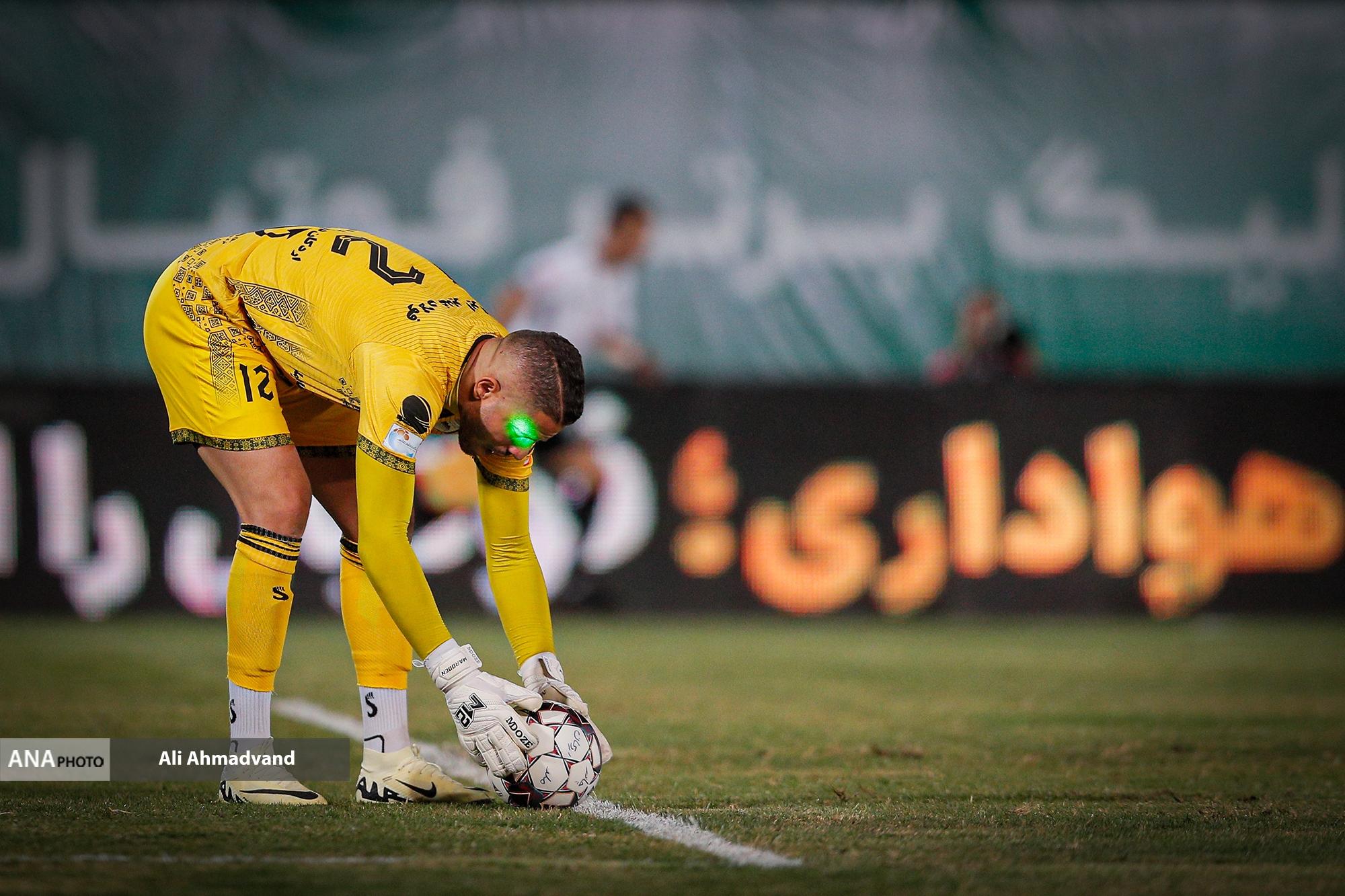 از کیفیت بد چمن ورزشگاه تختی تا پرتاب بطری تماشاگران پرسپولیس به سمت هاشمیان و بازیکنان+فیلم