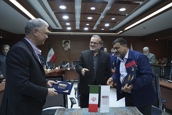 بازدید مسئولان دانشگاه آزاد از فولاد اکسین