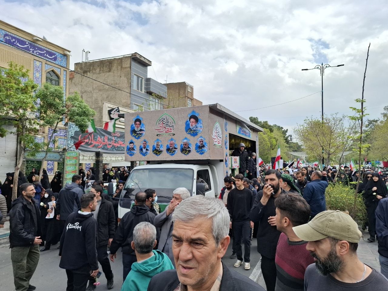 آغاز تشییع پیکر پاک ۱۲ شهید جنگ رمضان در محله ۱۳ آبان