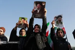 بیعت مردم با آیت&zwnj;الله سید مجتبی خامنه&zwnj;ای سومین رهبر جمهوری اسلامی ایران