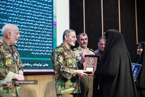 اعطای نشان فداکاری به خانواده&zwnj;های پنج شهید ارتش توسط سرلشکر سیدعبدالرحیم موسوی فرمانده کل ارتش 