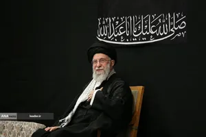 مراسم عزادارای شب عاشورای حسینی(ع) در حسینیه امام خمینی(ره) با حضور رهبر معظم انقلاب