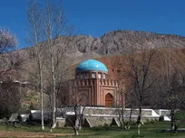 انتقال مشتی از خاک مقبره رودکی به استان خراسان