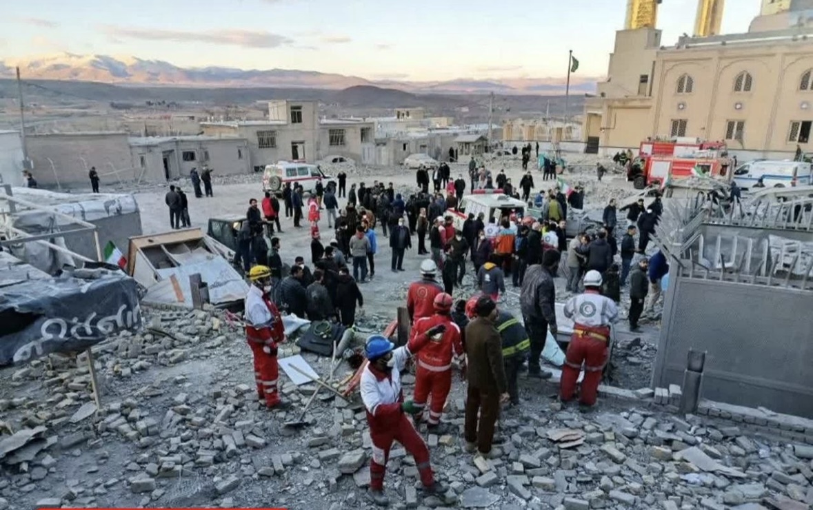 حسینیه اعظم زنجان در پی حمله هوایی دشمن آسیب دید