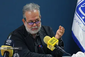 دکتر سیدرضا نقیب السادات عضو هیئت علمی دانشگاه علامه طباطبایی در نشست علمی سویه&zwnj;های نظری و معرفتی روایت&zwnj;پردازی از مراسم تشییع پیکر مطهر رهبر شهید 