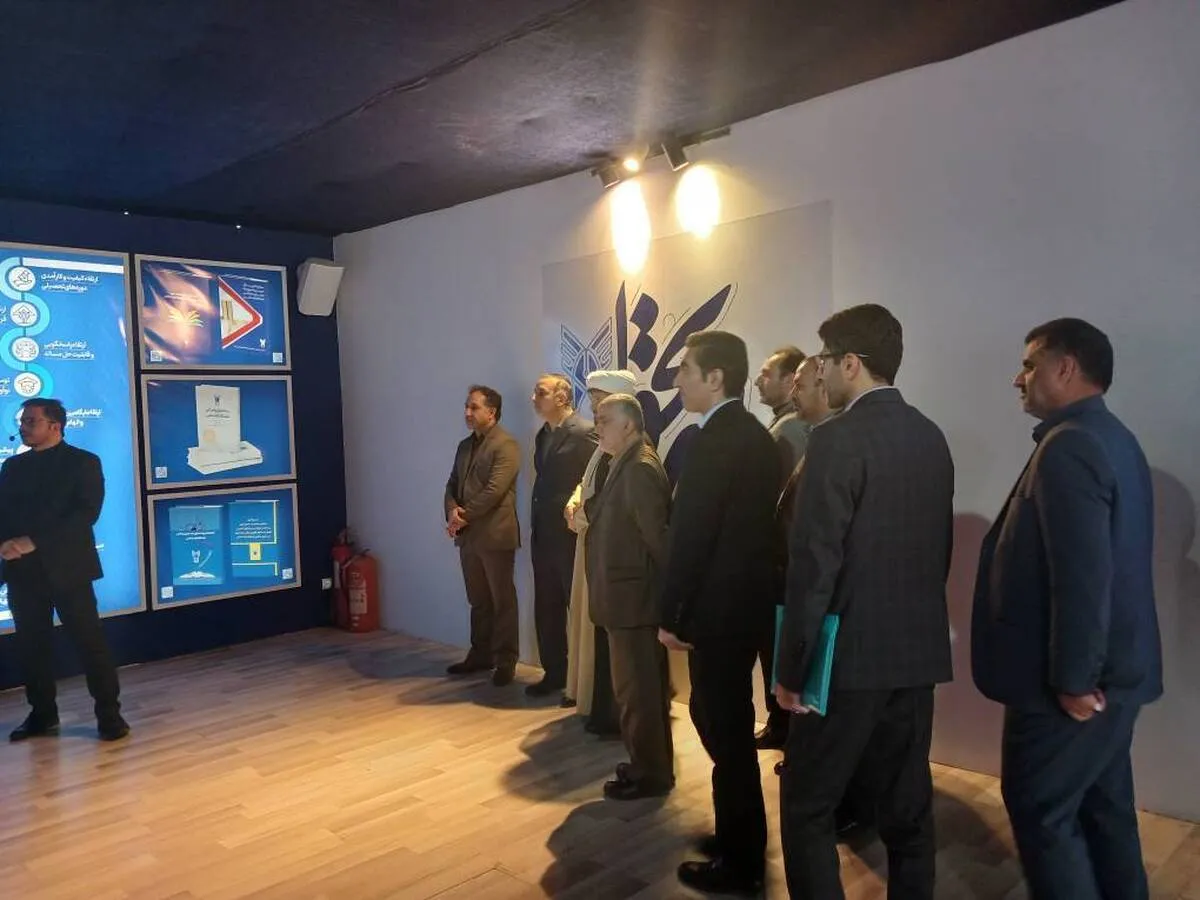 معاونان فرهنگی واحدهای دانشگاه آزاد از نمایشگاه روایت تحول بازدید کردند