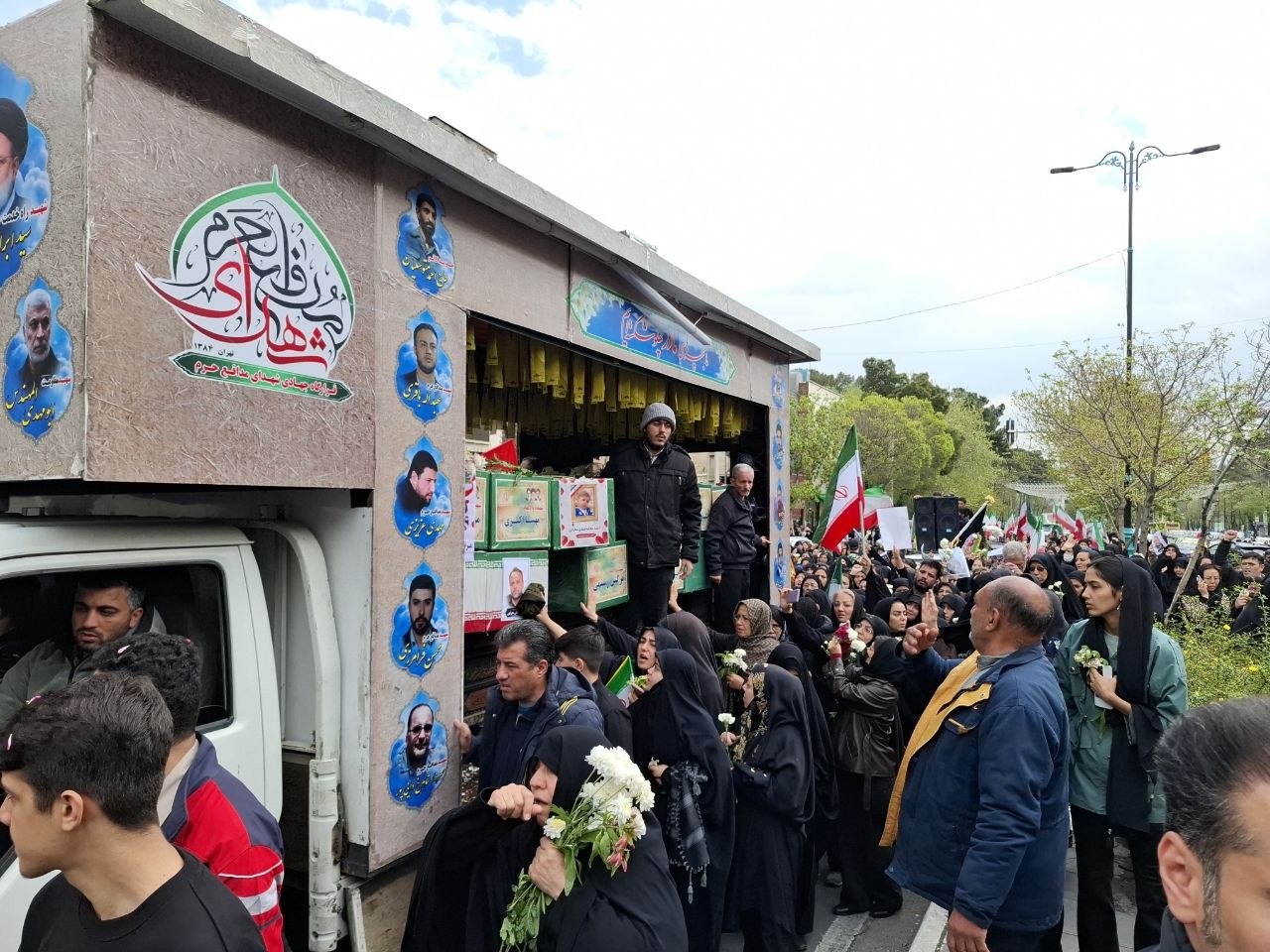 آغاز تشییع پیکر پاک ۱۲ شهید جنگ رمضان در محله ۱۳ آبان