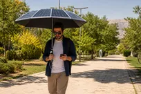 چتر خورشیدی که در روزهای گرم تابستان می‌تواند برق تولید کند
