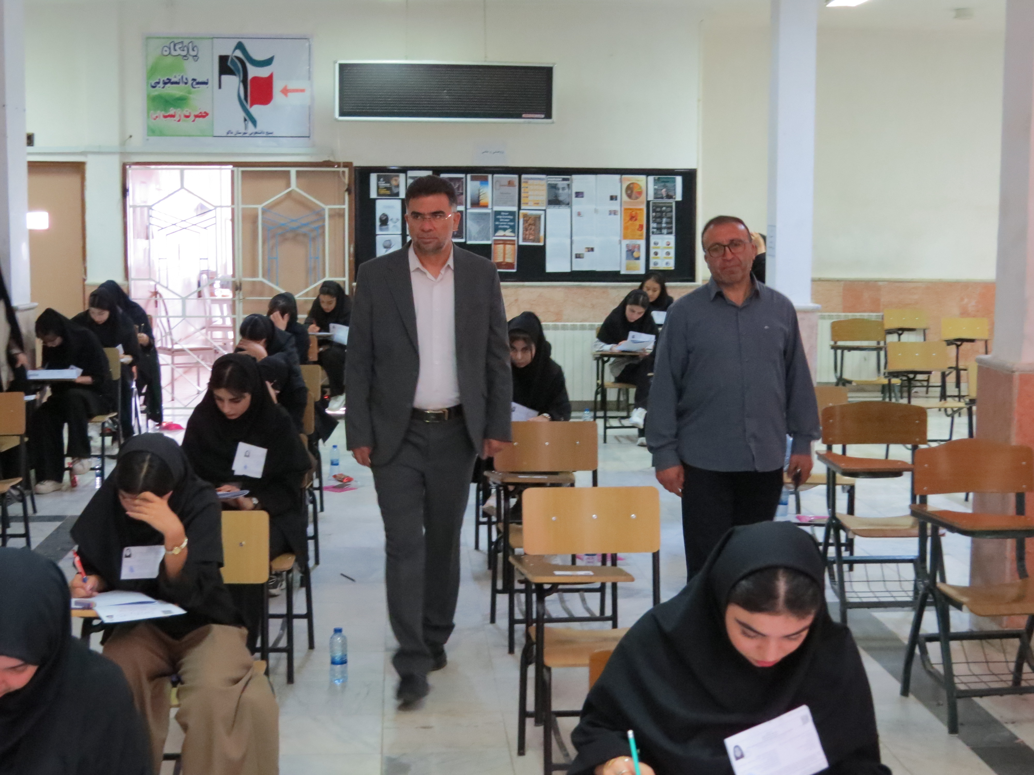 رقابت نفس‌گیر ۱۱۵۴ داوطلب کنکور سراسری در گرمای شدید تابستان در دانشگاه آزاد ماکو
