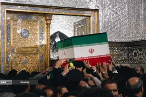 مراسم طواف پیکر رهبر شهید انقلاب بر گرد ضریح مطهر امام رضا(ع)