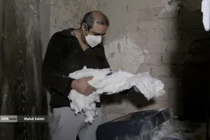 مسئولیت پنبه زنی با دستگاه با آقا ناصر است 