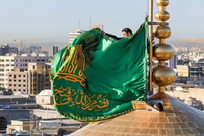 صبح میلاد حضرت رضا(ع)، پوش ضریح و پرچم گنبد منور تعویض می&zwnj;شود