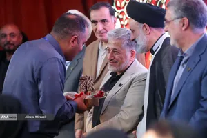دهمین دوره جایزه ملی ایثار با حضور دکتر بیژن رنجبر 