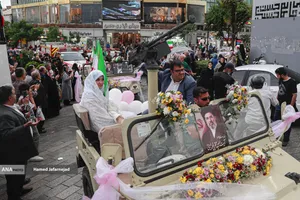 مراسم جشن عروسی زوج های جان فدا همزمان با سالروز ازدواج حضرت زهرا و حضرت علی در میدان امام حسین